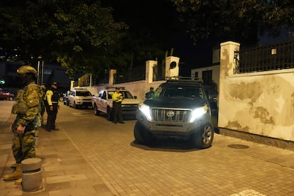 Un vehículo avanza marcha atrás hacia el interior de la Embajada mexicana en Quito, en la noche del viernes.