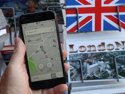 La app de Uber, junto con postales de Londres, en la capital brit&aacute;nica.