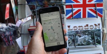 La app de Uber, junto con postales de Londres, en la capital brit&aacute;nica.