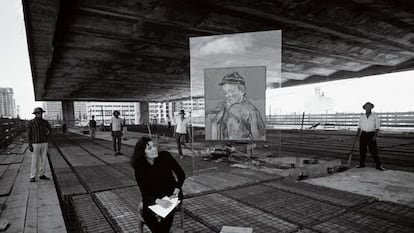 Lina Bo Bardi, em 1967, no vão livre do Masp, ao lado do suporte de vidro, com obra de Van Gogh, criado por ela para a Pinacoteca da instituição.