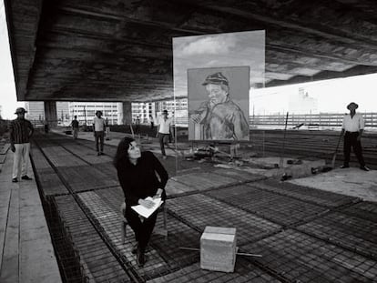 Lina Bo Bardi, em 1967, no vão livre do Masp, ao lado do suporte de vidro, com obra de Van Gogh, criado por ela para a Pinacoteca da instituição.