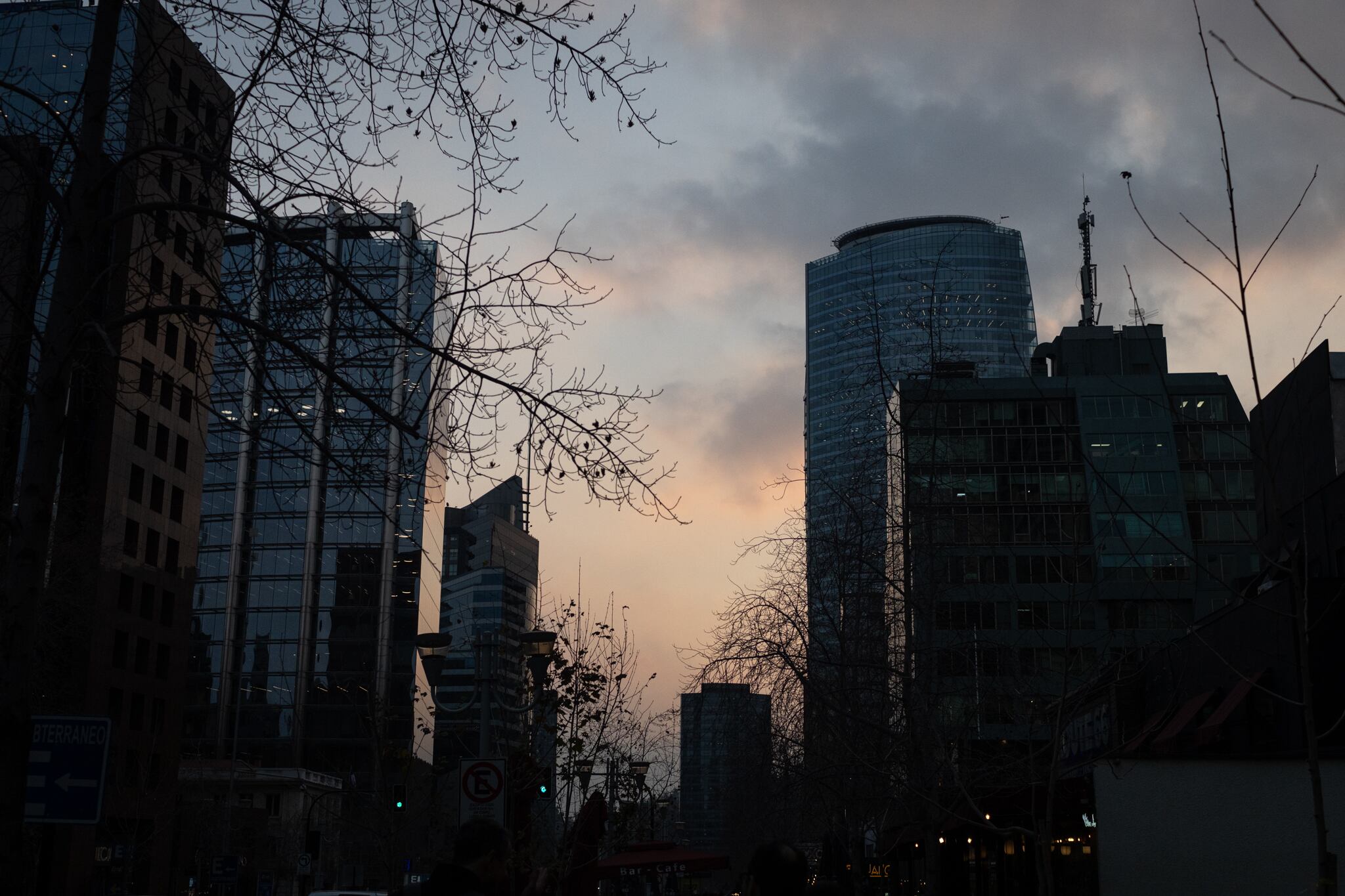 Atardece en una calle del Barrio El Golf, un sector acomodado de la ciudad de Santiago (Chile), el 21 de agosto de 2024.