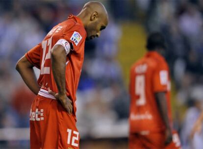 Kanouté se lamenta durante el partido