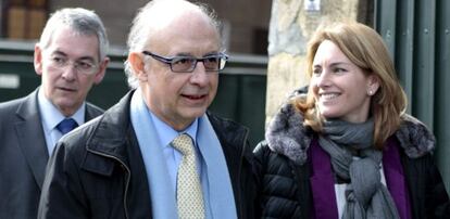 El ministro de Hacienda, Cristobal Montoro, entre la presidenta del PP vasco, Arantza Quiroga, y el líder popular vizcaíno, Antón Damborenea, en Getxo.