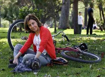 Rosa Cullell, fotografiada el miércoles en Barcelona con su perra, <i>Tana.</i>