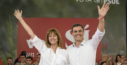 El secretario general del PSOE y candidato a presidente del Gobierno Pedro S&aacute;nchez con la secretaria general del PSE- EE, Idoia Mendia.