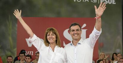 El secretario general del PSOE y candidato a presidente del Gobierno Pedro Sánchez con la secretaria general del PSE- EE, Idoia Mendia.