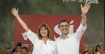 El secretario general del PSOE y candidato a presidente del Gobierno Pedro S&aacute;nchez con la secretaria general del PSE- EE, Idoia Mendia.