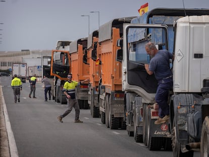 Profesionales del sector del transporte de mercancías protestan por los precios de los carburantes el viernes en el Polígono Industrial La Isla, Sevilla.
