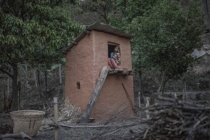 Viaje a la impureza. La primera menstruación es un punto de inflexión para todas las mujeres jóvenes del mundo. Según la fe hindú, esta entrada en la edad adulta está ligada a una pérdida de pureza. En las zonas rurales de Nepal, las mujeres menstruales son exiliadas durante una semana, una práctica conocida como Chhaupadi Partha. Cuando están en su período no se les permite entrar a sus casas, visitar los templos o cocinar. Sin embargo, aunque esta práctica ha existido durante décadas, esta empezado a cambiar gracias a activistas que están enseñando a otras mujeres que ellas también pueden hacer sus propias reglas. Surekha, una niña de 14 años del distrito de Achham, posa para un retrato dentro de un goth durante su primer período. Esta pequeña casa de barro se construyó hace varios años para mantener a las mujeres que menstrúan lejos de sus propias casas, una tradición llamada Chhaupadi Partha. Por primera vez en la vida de Surekha, será considerada impura y forzada a vivir en este lugar durante 7 días.