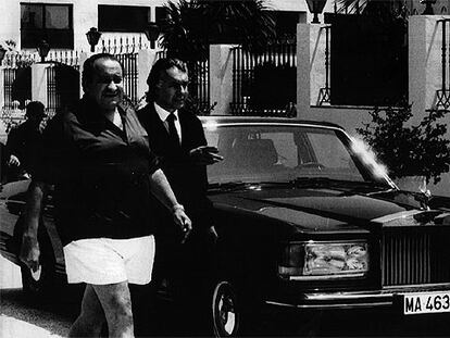 Jesús Gil y Gil (a la izquierda) y Pedro Román, junto al Rolls Royce del Ayuntamiento, en 1992.