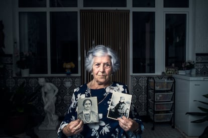 Paca Barba posa en su casa del Viso del Marqués (Ciudad Real) con los retratos de sus padres, Juan José Barba y Antonia Alcolea. Él fue asesinado en 1940 y está en la fosa de Manzanares. Ella murió dos meses después de tuberculosis y está enterrada a 20 metros de la fosa. 