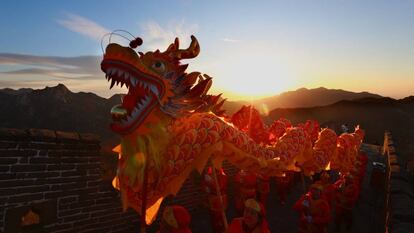 Danza típica en la cima de la Gran Muralla, en la sección de Mutianyu, para festejar el Año nuevo.