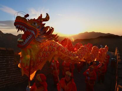 Danza típica en la cima de la Gran Muralla, en la sección de Mutianyu, para festejar el Año nuevo.