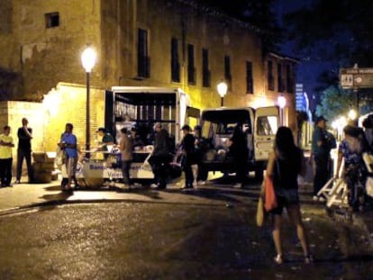 La organización Solidarios de la Noche repartió el pasado jueves más de 360 'kits' de alimentos en la calle Beato Gaspar Bono.