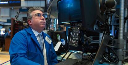 Un agente bursátil en el New York Stock Exchange