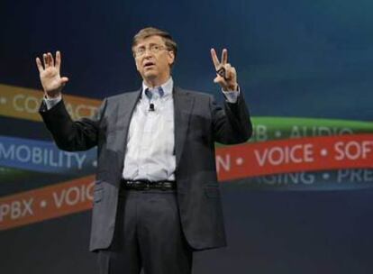 La empresa de Bill Gates, que aparece en la foto en una conferencia que ha dado este a?o en San Francisco, renuncia a la batalla judicial con la CE.