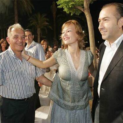 Leire Pajín, con Alejandro Soler a su izquierda, ayer en Elche.
