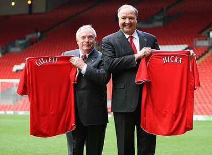 George Gillet y Tom Hicks exhiben sus apellidos en dos camisetas del Liverpool en el estadio de Anfield.