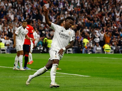 Vinicius, el hombre del partido en el Bernabéu, celebra su segundo gol ante Osasuna.