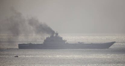 El portaviones Almirante Kuznetsov, en aguas internacionales cercanas al puerto de Dover (Reino Unido).