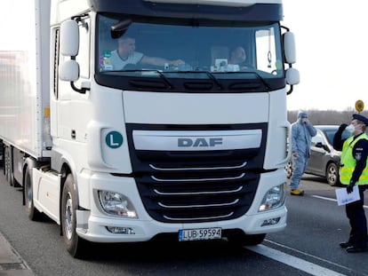 Bruselas pide a los 27 reducir los controles en frontera para los camiones