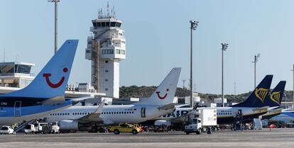 Avione de Tui y Ryanair en el aeropuerto de Tenerife Sur.