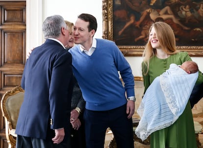 Felipe, pretendiente al trono de Serbia, y su esposa Danica, con su hijo Esteban y el padre de Pedro, Alejandro, en marzo de 2018 en Belgrado, Serbia.