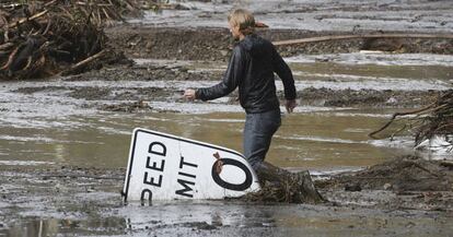 Phillip Harnsberger cruza una calle inundada por el lodo en Montecito, California, el 9 de enero.