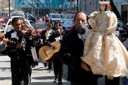 Una banda de mariachis rinden homenaje a Santa Cecilia, la patrona de los músicos, en Ciudad de México (México). El Ministerio de Salud de México ha informado este domingo de otros 9.187 casos de coronavirus diagnosticados en las últimas 24 horas, a la vez que se ha confirmado la muerte de 303 personas más a causa de la enfermedad.