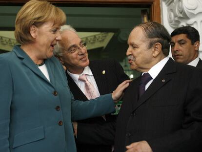 La canciller alemana, Angela Merkel, con el presidente de Argelia, Abdelaziz Buteflika, en Argel.