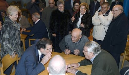 Rajoy juega al domin&oacute; el martes con varios vecinos de Olmedo.