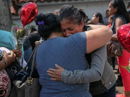 Una mujer deportada de EE UU es recibida por su familia, en Guatemala.