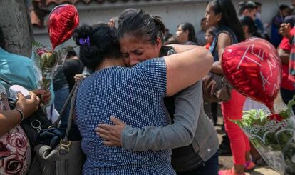 Una mujer deportada de EE UU es recibida por su familia, en Guatemala.