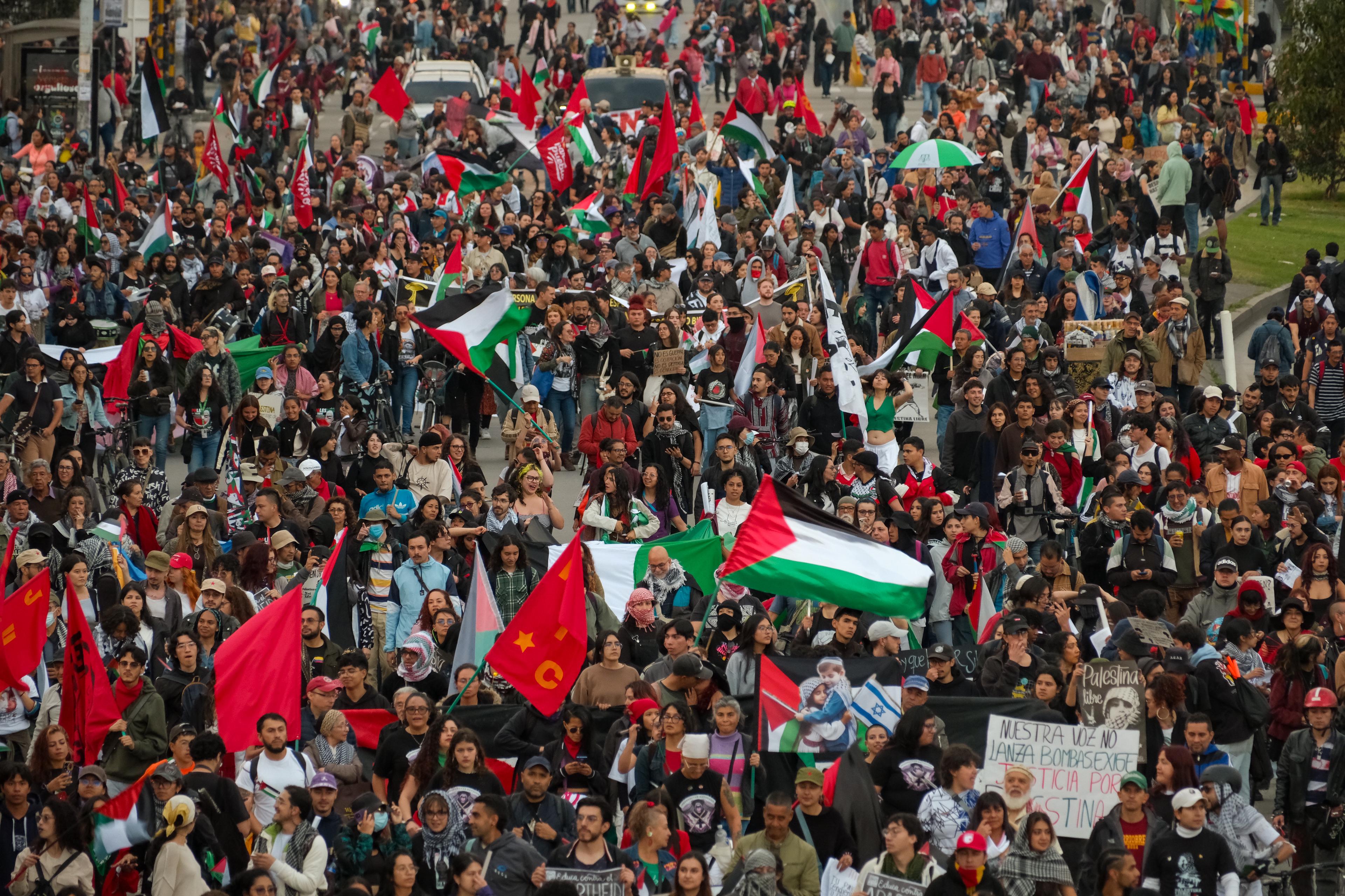 Cientos de personas en la protesta de este martes en Bogotá.
