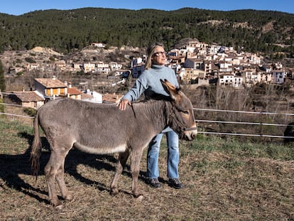 Teresa Laguna, vecina de Olba, en compañía de su burro, este lunes, un día después de volver a la población de Teruel tras ser desalojada.