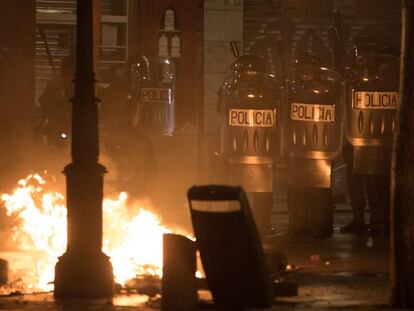 La policía avanza por la plaza de Lavapiés para sofocar la revuelta