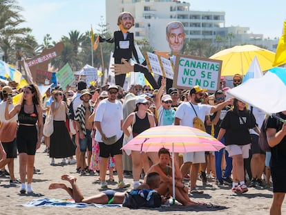 Manifestación este domingo en el municipio de Adeje en Tenerife.