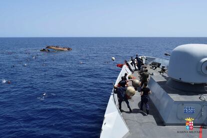 Los inmigrantes son rescatados por la marina de guerra italiana frente a la costa de Libia.