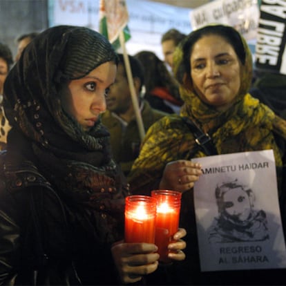 Dos manifestantes, con velas y carteles de Aminetu Haidar, ayer en Madrid.