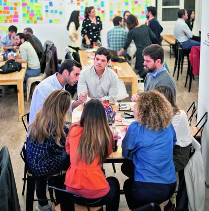 Las clases de ISDI son lugares de ‘networking’, aprendizaje, creación de proyectos y comunicación.