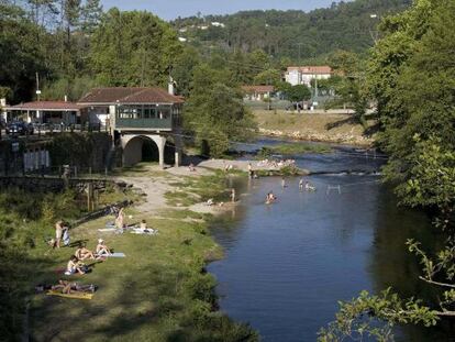 El río Tea a su paso por el balneario de Mondariz