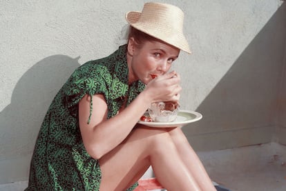 Debbie Reynolds comiendo un helado en 1965.