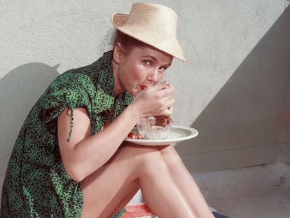 Debbie Reynolds comiendo un helado en 1965.
