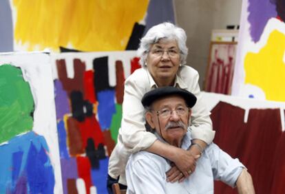 Agustín y Mari Luz Ibarrola, en el estudio de su casa del valle de Oma.