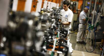 Workers at the Volkswagen factory in Pamplona.