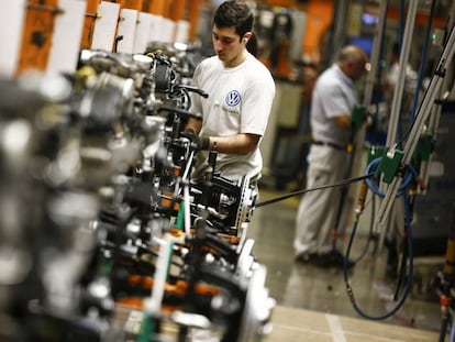 Workers at the Volkswagen factory in Pamplona.