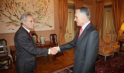 El líder comunista Jeronimo de Sousa (izquierda), en su visita al presidente Cavaco Silva, el 21 de octubre de 2015.