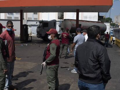 Miembros de la Guardia Nacional Bolivariana en una gasolinera en Petare (Caracas).