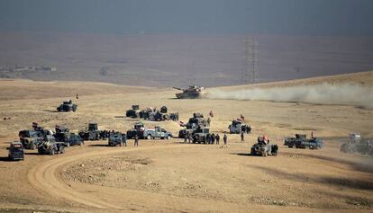 Las fuerzas iraquíes reanudaron su avance hacia el oeste de Mosul, el pasado 19 de febrero, tras tomar varias localidades periféricas al sur de la ciudad. Respaldadas por Estados Unidos, comenzaron a desplazarse hacia la zona del aeropuerto, el primer objetivo de la ofensiva terrestre. Cuatro días más tarde, el 23 de febrero, las fuerzas iraquíes arrebataron al ISIS el aeródromo. En la imagen, las fuerzas de seguridad iraquíes avanzan por el sur de Mosul, el pasado 19 de febrero.